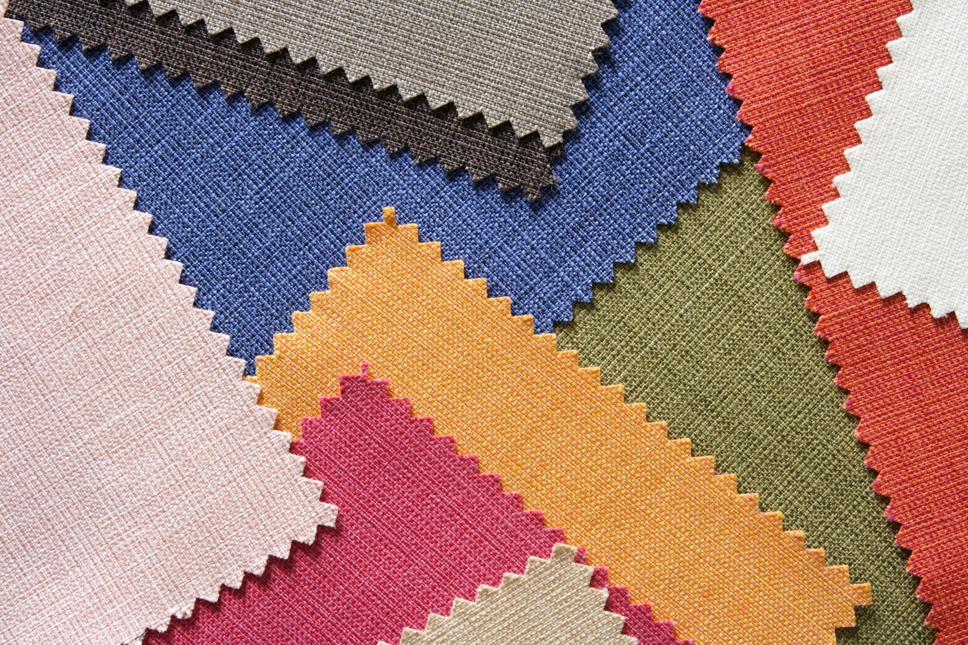 Campioni di tessuto colorati per divani artigianali, ideali per scegliere la finitura perfetta del proprio salotto Made in Italy