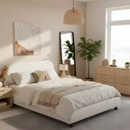 Letto a piattaforma Queen/King con gambe in legno di gomma a forma di zucca, struttura imbottita in boucle color crema, non richiede rete a molle