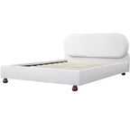 Letto a piattaforma Queen/King con gambe in legno di gomma a forma di zucca, struttura imbottita in boucle color crema, non richiede rete a molle