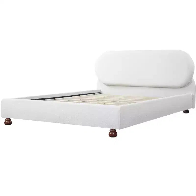 Letto a piattaforma Queen/King con gambe in legno di gomma a forma di zucca, struttura imbottita in boucle color crema, non richiede rete a molle