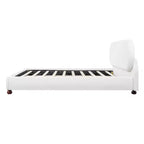 Letto a piattaforma Queen/King con gambe in legno di gomma a forma di zucca, struttura imbottita in boucle color crema, non richiede rete a molle