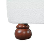 Letto a piattaforma Queen/King con gambe in legno di gomma a forma di zucca, struttura imbottita in boucle color crema, non richiede rete a molle